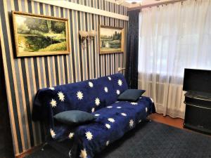ジェルジンスクにあるУютная 2-х комнатная квартира с мебелью и техникойのリビングルーム(星空の青いソファ付)