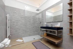 A bathroom at Aventino Contemporary Apartment