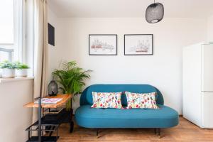 Posezení v ubytování BRIGHT CHARMING Apt with TERRACE, PARKING & AirCo.