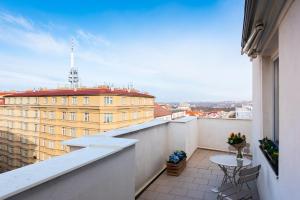 Balkón nebo terasa v ubytování BRIGHT CHARMING Apt with TERRACE, PARKING & AirCo.