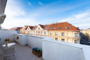 Balkón nebo terasa v ubytování BRIGHT CHARMING Apt with TERRACE, PARKING & AirCo.
