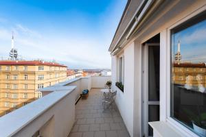 Balkón nebo terasa v ubytování BRIGHT CHARMING Apt with TERRACE, PARKING & AirCo.