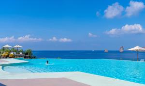 Bazén v ubytování Therasia Resort Sea and SPA - The Leading Hotels of the World nebo v jeho okolí
