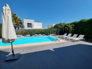 The swimming pool at or close to Casa de lujo frente a la playa de Es Trenc