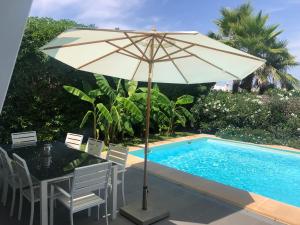 The swimming pool at or close to Casa de lujo frente a la playa de Es Trenc