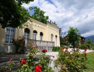 ein Haus mit roten Blumen davor in der Unterkunft Villa Elasan in Bled