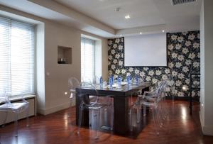 Hotel Moderno Puerta del Sol的休息区