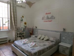 een slaapkamer met een bed, een tafel en een spiegel bij Little House Roma in Rome