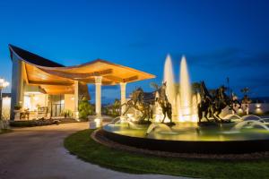 einen Brunnen mit Pferden vor einem Gebäude in der Unterkunft Gold Chariot Pool Villa, Phuket - SHA Plus Certified in Strand Bang Tao