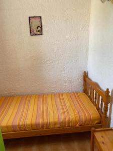 een bed in een hoek van een kamer bij Location 5 personnes Sant Ambroggio Cocody village in Lumio