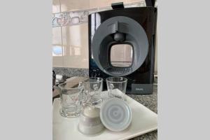 einen Toaster auf einer Küchentheke mit Brille in der Unterkunft Casa Da Villa in Vila Praia de Âncora