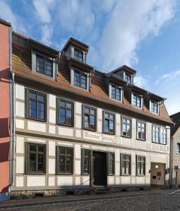 un edificio nel centro di una città di Hotel Waren-Alte Warener Zeitung a Waren