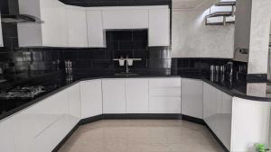 Η κουζίνα ή μικρή κουζίνα στο 2 Bed Flat - Sleeps 5 - Pets - Pool - Parking