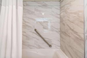 Ένα μπάνιο στο Clarion Pointe South Boston - Danville East +16 φωτογραφίες