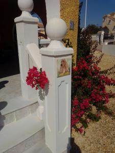 un poste blanco con una foto de un perro junto a las flores en Camposol Casa Chantelle, en Camposol