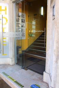 Hotel Leiria Classic في ليريا: باب زجاجي يؤدي إلى مبنى يحتوي على سلالم