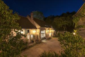 an exterior view of a house at night at Le Domaine des Carriers in Chevroches