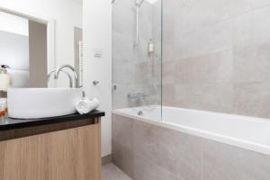 Kúpeľňa v ubytovaní Sławińska Apartment Warsaw Wola by Noclegi Renters