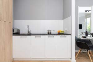 Kuchyňa alebo kuchynka v ubytovaní Sławińska Apartment Warsaw Wola by Noclegi Renters