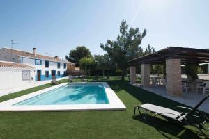 ein Swimmingpool im Hof eines Hauses in der Unterkunft Casa Rural Patitas Caravaca in Caravaca de la Cruz