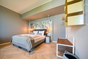 1 dormitorio con 1 cama y una pintura en la pared en NinetyNine Augsburg, en Augsburg