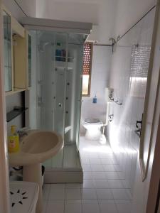 bagno con doccia, lavandino e servizi igienici di La casa di Alex a Matino