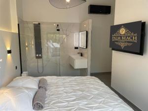 uma cama num quarto com uma placa que lê praia de filmes em Villa 6 pers à 30m de la mer em Sainte-Maxime
