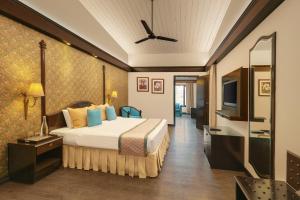 Säng eller sängar i ett rum på Shervani Hilltop Resort