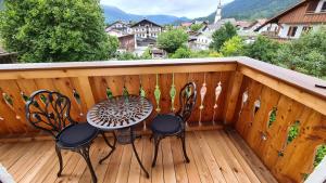 Photo de la galerie de l'établissement Bunter Hirsch Ferienwohnung im Garmischer Zentrum, à Garmisch-Partenkirchen