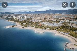 - une vue aérienne sur une plage avec des bâtiments et l'océan dans l'établissement Apartments Dubravka, à Split