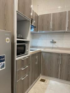 Kuchyň nebo kuchyňský kout v ubytování Al-Haramain Family Apartments + 33 fotografií