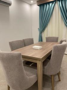 Tu Jardin Al Harmain- تو جاردن الحرمين في جدة: قاعة اجتماعات مع طاولة وكراسي خشبية