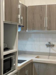 Kuchyň nebo kuchyňský kout v ubytování Al-Haramain Family Apartments