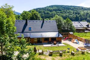 Nespecifikovaný výhled na hory nebo výhled na hory při pohledu z prázdninového domu