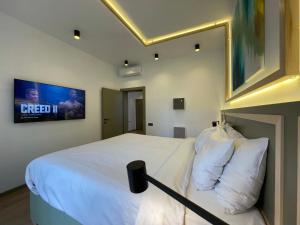 ein Schlafzimmer mit einem großen Bett und weißen Kissen in der Unterkunft Republique in Sibiu