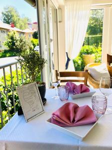 una mesa blanca con 2 platos de comida en el balcón en Pension a restaurace Filip II, en Mariánské Lázně