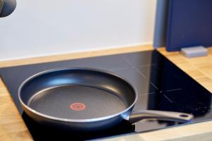 a pot on top of a stove in a kitchen at Gemütliche Ferienwohnung im DG am Tegernsee - Bergblick, Ruhe & ganz viel Platz in Bad Wiessee