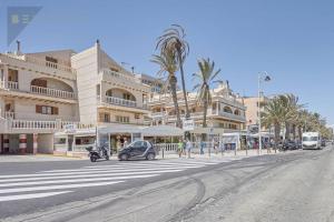 een straat met een auto voor een gebouw bij Beferent Los Arenales playa in Arenales del Sol