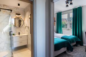 Posteľ alebo postele v izbe v ubytovaní Apartamenty i pokoje Montana