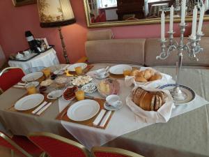 Hommikusöögi valikud saadaval majutusasutuse Pałac Jastrowiec külastajatele