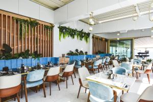 a dining room with tables and chairs at Vila Reyna in Constanţa