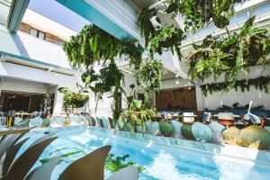 a swimming pool with a shark in a restaurant at Vila Reyna in Constanţa