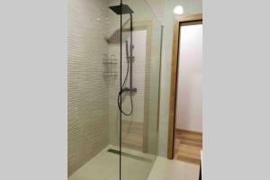 y baño con ducha y puerta de cristal. en Deluxe apartman “ Koromačna”, en Korčula