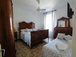 HOTEL FIORE & Fiocchi في Podenzano: غرفة نوم بسرير وطاولة واريكة