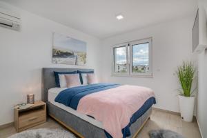 Postel nebo postele na pokoji v ubytování Apartments Elle Luxury Vantačići