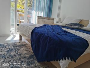Postel nebo postele na pokoji v ubytování City Lake Pearl #lake Jarun#green area#free parking#cafes, tram to city, markets#balcony&sunny&easy self check in 24-7