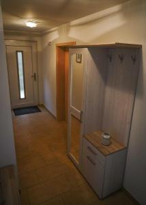 cocina pequeña con nevera y pasillo en Fewo Hellerswiesen Arbeiterunterkunft, en Bahretal