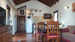 kuchnia ze stołem i krzesłami w pokoju w obiekcie Casa Nisamarita by Sea You There Fuerteventura w mieście Lajares