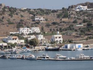 un grupo de barcos están atracados en un puerto en Nicolas Studios, en Skala