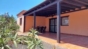 patio domu ze stołem i krzesłami w obiekcie Casa Nisamarita by Sea You There Fuerteventura w mieście Lajares